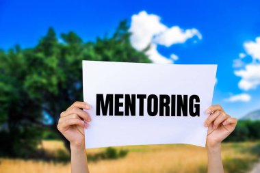 Beyaz kağıda yazılmış, doğa geçmişi olan akıl hocalığı mesajları. Kavramsal akıl hocalığı sembolü. Boşluğu kopyala.