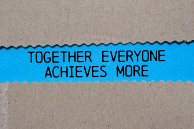 Birlikte herkes mavi arka planda yırtık kağıda yazılmış daha fazla mesaja ulaşır. Kavramsal olarak herkes daha fazla sembol elde eder. Boşluğu kopyala.