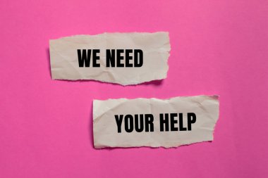 Pembe arka planda yırtık kağıt parçalarına yazılmış yardım mesajına ihtiyacımız var. Kavramsal olarak yardım sembolüne ihtiyacımız var. Boşluğu kopyala.