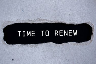 Siyah arkaplanlı yırtık gri kağıda yazılan mesajı yenileme zamanı. Sembolü yenilemek için kavramsal zaman. Boşluğu kopyala.