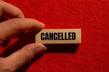 Ahşap blokta kırmızı arkaplanlı iptal edilmiş mesaj. Kavramsal iptal sembolü. Boşluğu kopyala.