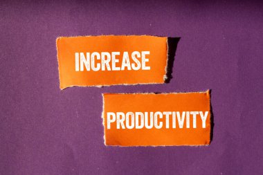 Mor arkaplandaki yırtık turuncu kağıt parçalarına yazılan verimlilik mesajını çoğalt. Kavramsal üretkenlik sembolü. Boşluğu kopyala.