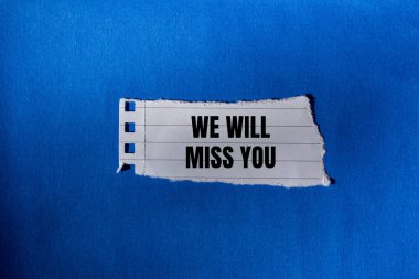 Mavi arkaplanlı yırtık kağıt parçasına yazdığın mesajı özleyeceğiz. Kavramsal olarak senin sembolünü özleyeceğiz. Boşluğu kopyala.