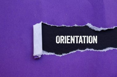 Siyah arka planda yırtık mor kağıda yazılmış oryantasyon mesajı. Kavramsal yönelim sembolü. Boşluğu kopyala.