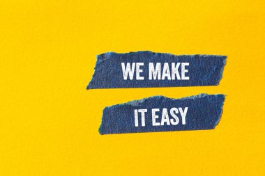 Sarı arka planda yırtık mavi bant üzerine yazılmış mesajı kolaylaştırırız. Kavramsal olarak bunu kolay bir sembol haline getiririz. Boşluğu kopyala.