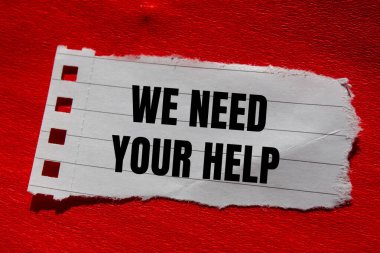 Kırmızı arkaplanlı yırtık kağıt parçasına yazılmış yardım mesajına ihtiyacımız var. Kavramsal olarak yardım sembolüne ihtiyacımız var. Boşluğu kopyala.