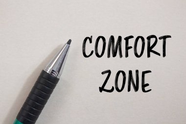 Kalemle beyaz kağıda yazılmış rahat bölge mesajı. Kavramsal konfor bölgesi sembolü. Boşluğu kopyala.