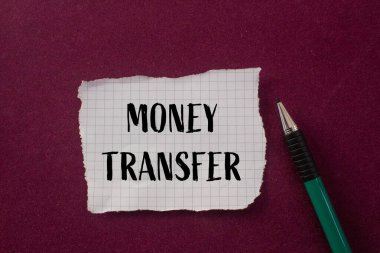 Para transferi mesajı, mor arka planda yırtılmış kağıt parçasına yazılmış. Kavramsal para transfer sembolü. Boşluğu kopyala.