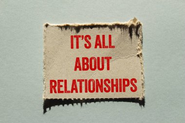 Gri arka planda yırtık kağıt parçasına yazılmış ilişki mesajlarıyla ilgili. Kavramsal her şey ilişkiler sembolüdür. Boşluğu kopyala.