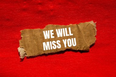 Kırmızı arkaplanlı yırtık kağıt parçasına yazdığın mesajı özleyeceğiz. Kavramsal olarak senin sembolünü özleyeceğiz. Boşluğu kopyala.