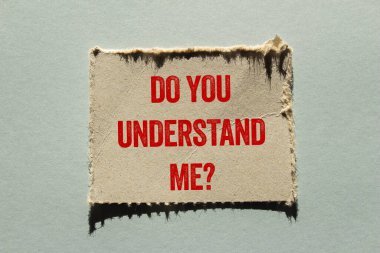 Gri arka planda yırtık kağıt parçasına yazdığım mesajı anlıyor musun? Kavramsal sembolümü anlıyor musun? Boşluğu kopyala.