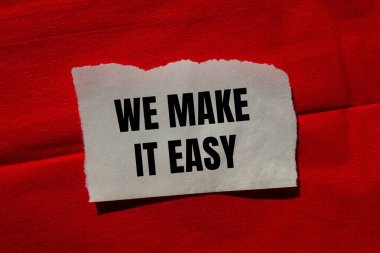 Kırmızı arkaplandaki yırtık kağıt parçasına kolay bir mesaj yazacağız. Kavramsal olarak bunu kolay bir sembol haline getiririz. Boşluğu kopyala.