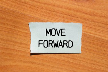 Tahta zemin ile yırtılmış kağıt parçasına yazılmış mesajı ilerlet. Kavramsal ilerleme sembolü. Boşluğu kopyala.