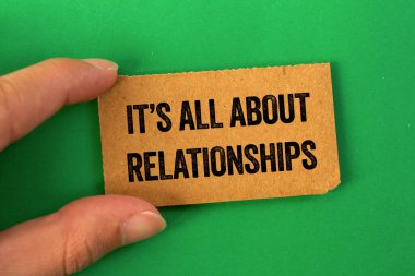 Bu tamamen yeşil arka planda karton kağıda yazılmış ilişkiler mesajıyla ilgili. Kavramsal her şey ilişkiler sembolüdür. Boşluğu kopyala.