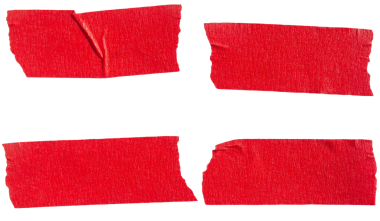 Şeffaf arkaplanda kırmızı yapışkan yırtık kağıt bandı seti izole