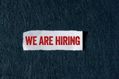 Gri arkaplanlı yırtık kağıt parçasına yazılmış bir mesaj alıyoruz. Kavramsal olarak sembol kiralıyoruz. Boşluğu kopyala.