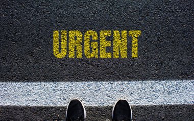 Asfalt yolda acil mesaj var. Kavramsal acil kelime sembolü. Boşluğu kopyala.