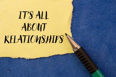 Her şey, mavi arka plandaki yırtık sarı kağıda yazılmış ilişki mesajlarıyla ilgili. Kavramsal her şey ilişkiler sembolüdür. Boşluğu kopyala.