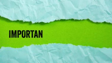 Yırtık kağıt arkaplanda önemli bir duyuru yazısı. Kavramsal önemli duyuru sembolü.