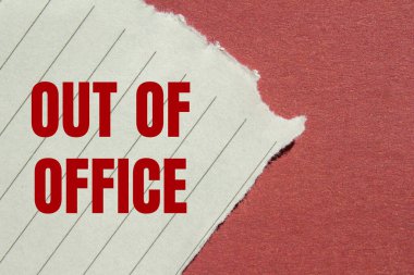 Kırmızı arkaplanlı yırtık bir kağıda yazılmış ofis mesajı. Ofis dışında kavramsal bir sembol. Boşluğu kopyala.