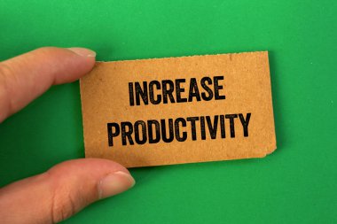 Yeşil arkaplandaki karton kağıda yazılan verimlilik mesajını çoğalt. Kavramsal üretkenlik sembolü. Boşluğu kopyala.