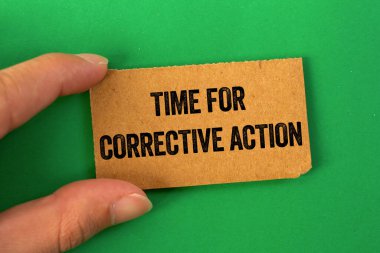 Yeşil arkaplanda karton kağıda yazılmış düzeltici eylem mesajı zamanı. Düzeltici eylem sembolü için kavramsal zaman. Boşluğu kopyala.