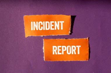 Olay raporu, mor arka planda yırtık turuncu kağıt parçalarına yazılmış. Kavramsal olay raporu sembolü. Boşluğu kopyala.