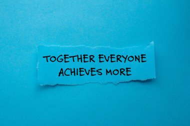 Herkes mavi arka planda yırtık kağıt parçasına yazılmış daha fazla mesaja ulaşır. Kavramsal olarak herkes daha fazla sembol elde eder. Boşluğu kopyala.