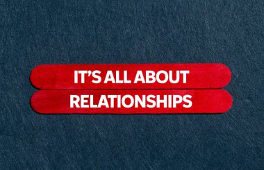 İlişkiler hakkında. Gri arka planda kırmızı tahta çubuklarla yazılmış mesajlar. Kavramsal her şey ilişkiler sembolüdür. Boşluğu kopyala.