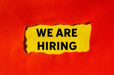 Sarı arka planda yırtık kırmızı kağıda yazılmış bir mesaj alıyoruz. Kavramsal olarak sembol kiralıyoruz. Boşluğu kopyala.