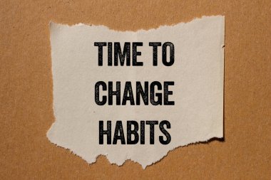 Kahverengi arkaplandaki yırtık kağıt parçasına yazılan alışkanlık mesajını değiştirme zamanı. Alışkanlık sembolünü değiştirmek için kavramsal zaman. Boşluğu kopyala.