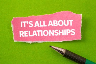 Her şey yeşil arka plandaki yırtık pembe kağıt parçasına yazılmış ilişki mesajlarıyla ilgili. Kavramsal her şey ilişkiler sembolüdür. Boşluğu kopyala.