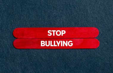 Gri arka planda kırmızı tahta çubuklarla yazılmış mesajlara zorbalık etmeyi bırak. Kavramsal zorbalık sembolünü durdur. Boşluğu kopyala.