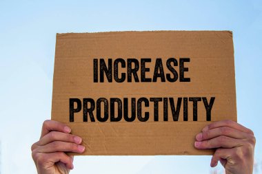 Karton levhadaki verimlilik mesajını çoğalt. Kavramsal üretkenlik sembolü. Boşluğu kopyala.