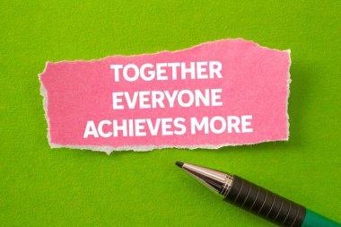 Birlikte herkes yeşil arka plandaki yırtık pembe kağıt parçasına daha fazla mesaj yazabilir. Kavramsal olarak herkes daha fazla sembol elde eder. Boşluğu kopyala.