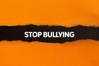 Siyah arka planda yırtık turuncu kağıda yazılan mesajlarla uğraşmayı bırak. Kavramsal zorbalık sembolünü durdur. Boşluğu kopyala.