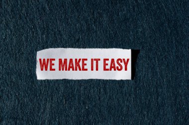 Gri arkaplanlı yırtık kağıt parçasına kolay bir mesaj yazacağız. Kavramsal olarak bunu kolay bir sembol haline getiririz. Boşluğu kopyala.