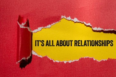 Sarı arka plandaki yırtık kırmızı kağıda yazılmış ilişki mesajlarıyla ilgili. Kavramsal her şey ilişkiler sembolüdür. Boşluğu kopyala.