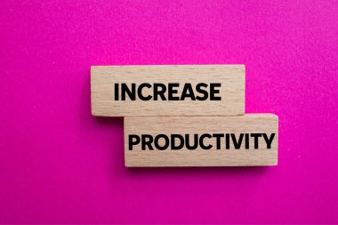 Pembe arka plandaki tahta bloklara yazılan verimlilik mesajını çoğalt. Kavramsal üretkenlik sembolü. Boşluğu kopyala.