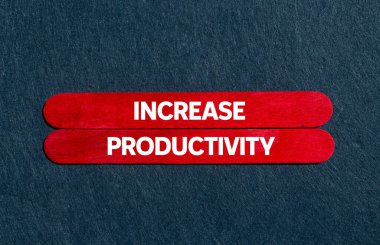 Gri arka plandaki kırmızı tahta çubuklarda yazılan verimlilik mesajını çoğalt. Kavramsal üretkenlik sembolü. Boşluğu kopyala.