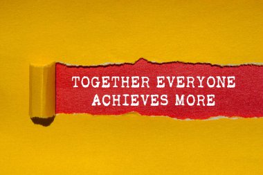 Birlikte herkes kırmızı arka planda yırtık sarı kağıda yazılmış daha fazla mesaja ulaşır. Kavramsal olarak herkes daha fazla sembol elde eder. Boşluğu kopyala.