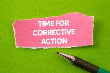 Yeşil arka plandaki yırtık pembe kağıt parçasına yazılmış düzeltici eylem mesajı zamanı. Düzeltici eylem sembolü için kavramsal zaman. Boşluğu kopyala.