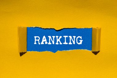 Mavi arkaplandaki yırtık sarı kağıda yazılmış mesaj. Kavramsal sıralama sembolü. Boşluğu kopyala.