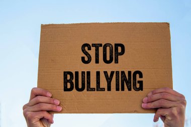 Karton levhada yazılı olan mesajlarla uğraşmayı bırak. Kavramsal zorbalık sembolünü durdur. Boşluğu kopyala.