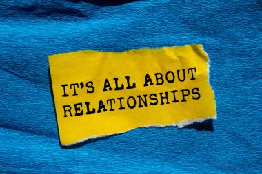 Her şey, mavi arka plandaki yırtık sarı kağıda yazılmış ilişki mesajlarıyla ilgili. Kavramsal her şey ilişkiler sembolüdür. Boşluğu kopyala.