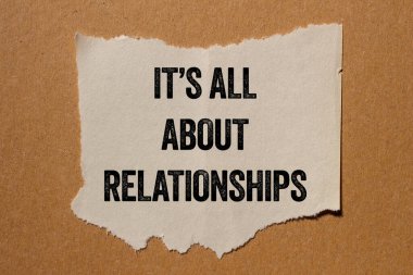 Her şey, kahverengi arka plandaki yırtık kağıt parçasına yazılmış ilişki mesajlarıyla ilgili. Kavramsal her şey ilişkiler sembolüdür. Boşluğu kopyala.