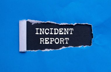 Olay raporu siyah arka plandaki yırtık mavi kağıda yazılmış. Kavramsal olay raporu sembolü. Boşluğu kopyala.