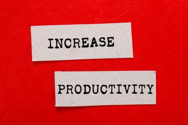 Kırmızı arkaplandaki kağıt parçalarına yazılan verimlilik mesajını çoğalt. Kavramsal üretkenlik sembolü. Boşluğu kopyala.