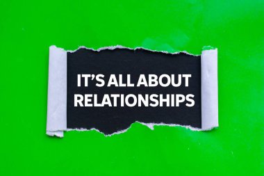 Her şey siyah arka planda yırtık yeşil kağıda yazılmış ilişki mesajlarıyla ilgili. Kavramsal her şey ilişkiler sembolüdür. Boşluğu kopyala.