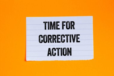 Turuncu arka planda yırtık beyaz kağıt parçasına yazılmış düzeltici eylem mesajı zamanı. Düzeltici eylem sembolü için kavramsal zaman. Boşluğu kopyala.